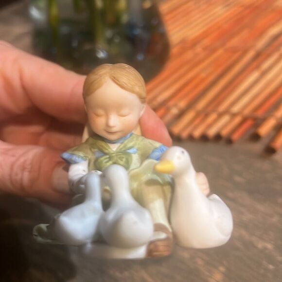 Holly Hobbie feeding pet geese “Little Things” Figurine - Picture 4 of 8
